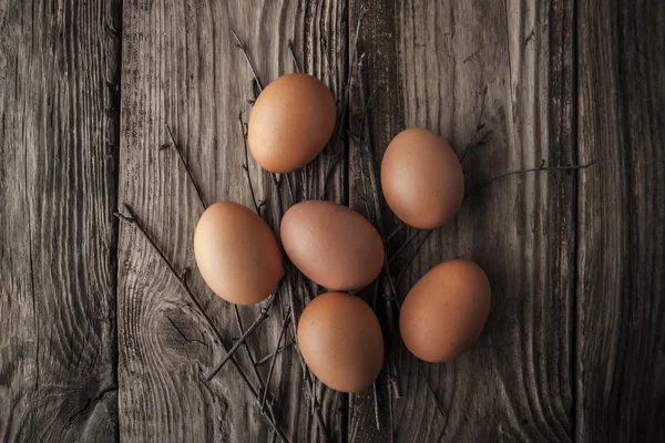 Huevos de pollo sobre una mesa de madera — Foto de Stock