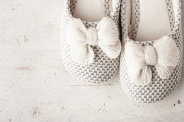 Beyaz arka plan üstten görünüm üzerinde fiyonklu terlik