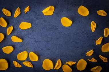 Çerçeve koyu taş masanın üzerine gül yaprakları