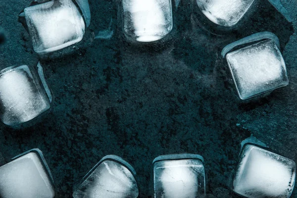 Çerçeve koyu taş masanın üzerine buz küpleri — Stok fotoğraf