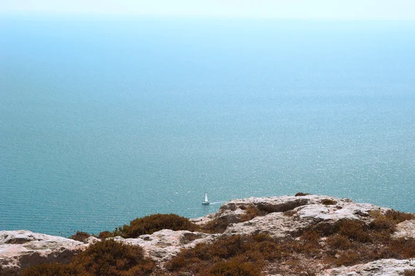 Vie en mer avec petit yacht — Photo