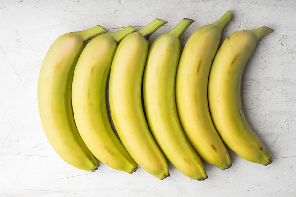 Gelbe Bananen sind in einem Rechteck ausgelegt — Stockfoto