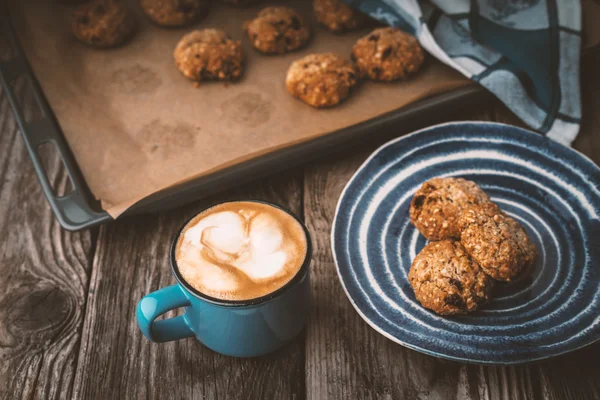 Yulaf ezmeli kurabiye ve kahve fincanı ahşap bir masa üzerinde — Stok fotoğraf