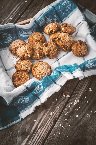 Bolinhos de aveia com passas em uma caixa — Fotografia de Stock