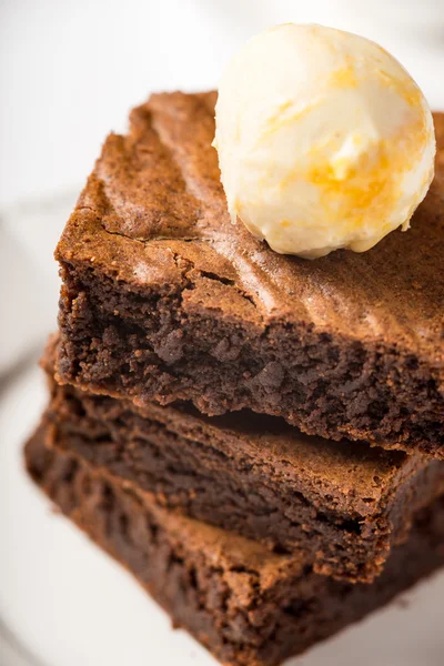 Brownie with ice cream on a white ceramic plate. — Stock Photo, Image