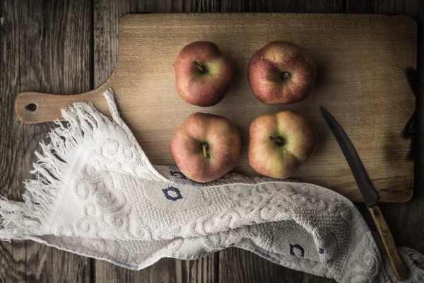 红色的苹果和毛巾上切菜板 — 图库照片