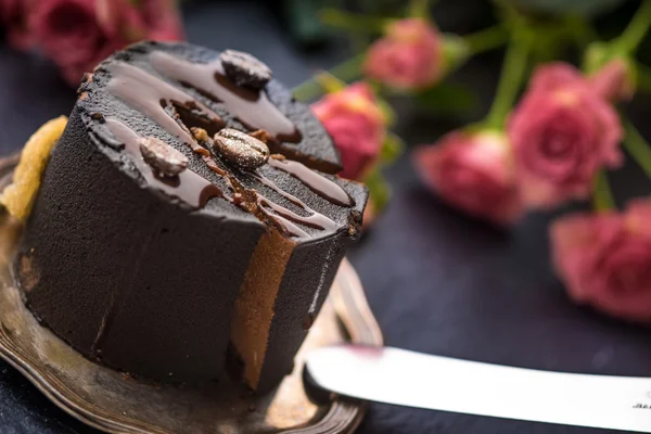 Mousse de café y un ramo de rosas sobre una mesa azul — Foto de Stock