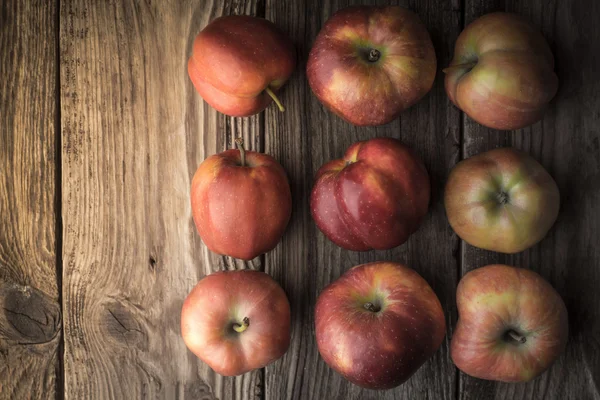 Letnie czerwone jabłka na starej płytce w prawo — Zdjęcie stockowe