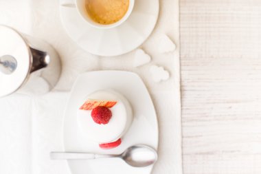 Beyaz kek Ahududu ve kahve