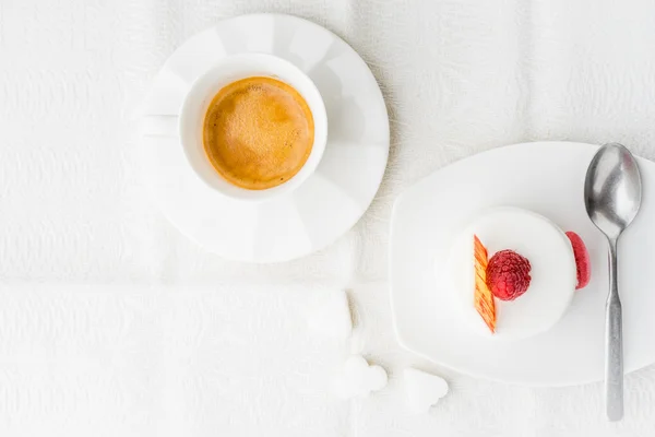 Tarta blanca con frambuesa y café horizontal — Foto de Stock