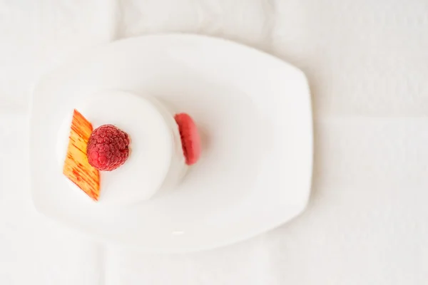 Torta blanca con vista superior de frambuesa —  Fotos de Stock