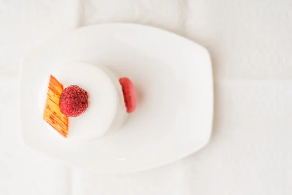 Torta bianca con lampone vista dall'alto — Foto Stock