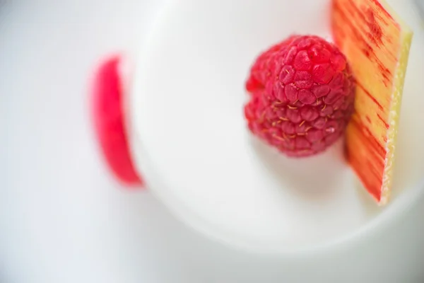 Pastel blanco con primer plano de frambuesa — Foto de Stock