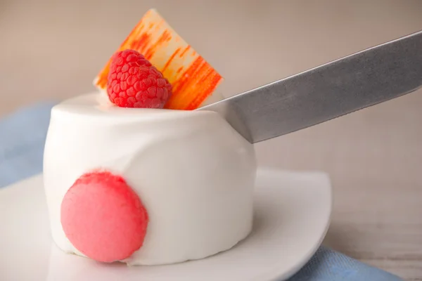 Tarta blanca con frambuesa y cuchillo — Foto de Stock