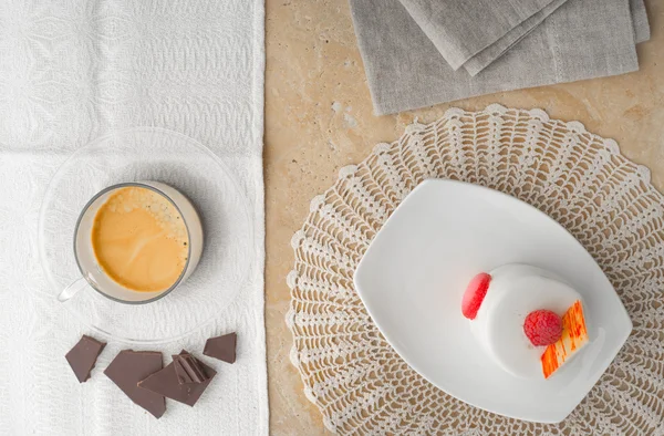 白色蛋糕与覆盆子、 咖啡和巧克力的顶视图 — 图库照片