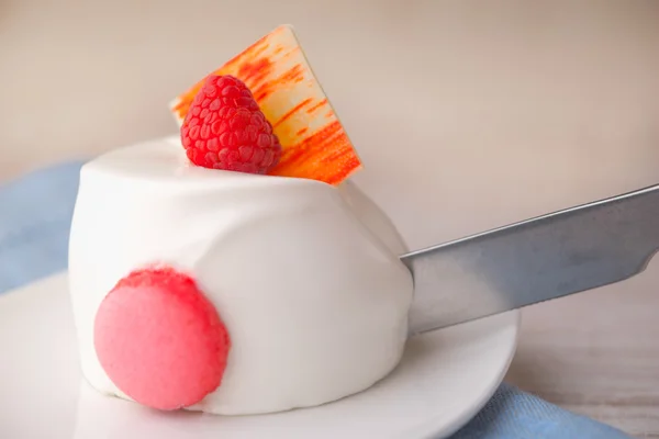 Cortar el pastel blanco con frambuesa — Foto de Stock