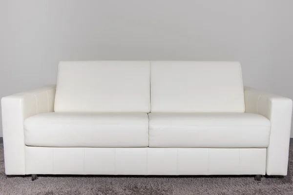 Schöne weiße Luxus-Couch in Luxus-Eigenheim — Stockfoto