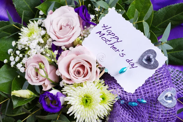 Ramo de flores para el día de la madre con tarjeta — Foto de Stock