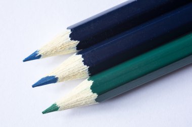 Beyaz arka plan üzerinde izole yeşil ve mavi renkli kalemler