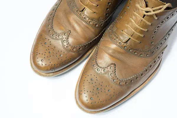 Kahverengi budapester ayakkabı beyaz arka plan üzerinde kullanılan. — Stok fotoğraf