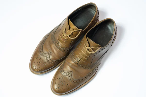 Brown används budapester skor på vit bakgrund — Stockfoto