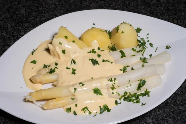 patates ve parslay ile beyaz kuşkonmaz pişmiş