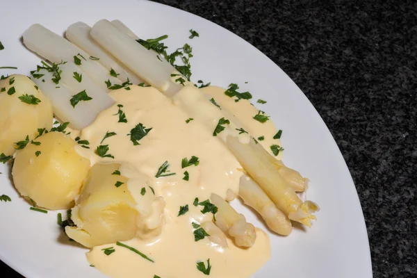 patates ve parslay ile beyaz kuşkonmaz pişmiş