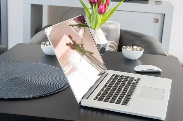 Laptop com janela de reflexão em pé na mesa — Fotografia de Stock