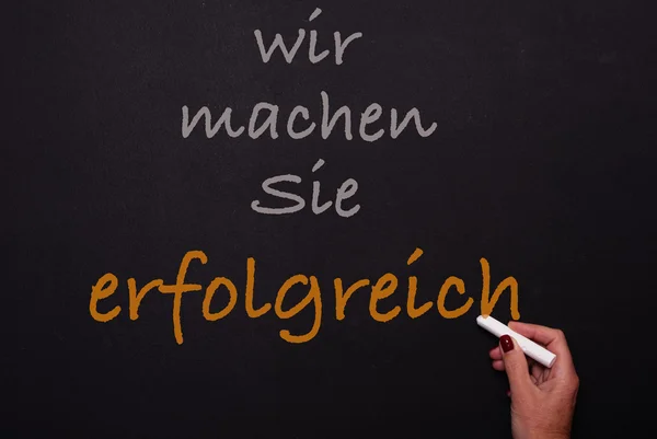 Frau Schreibt eine Tafel - Wir Machen Sie erfolgreich — Stockfoto