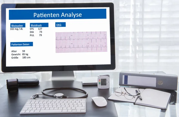 Arztarbeitsplatz mit Patientenanalyze auf dem Computerbildschirm — Fotografia de Stock