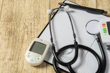 stethoskope kan basıncı ölçüm kopya ile ahşap masa 