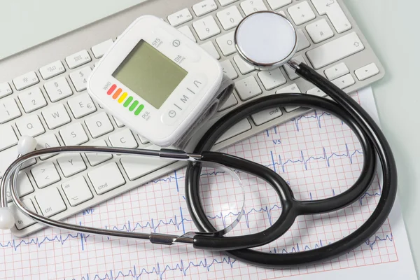 Stetoskop, EKG ve klavyede doktor Danışma — Stok fotoğraf