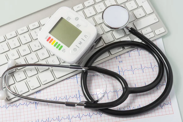 Estetoscópio, ecg e teclado na mesa do médico — Fotografia de Stock