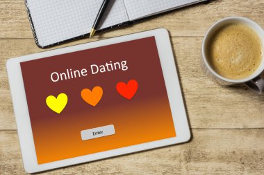 ahşap bir masa üzerine yalan Online Dating ile tablet