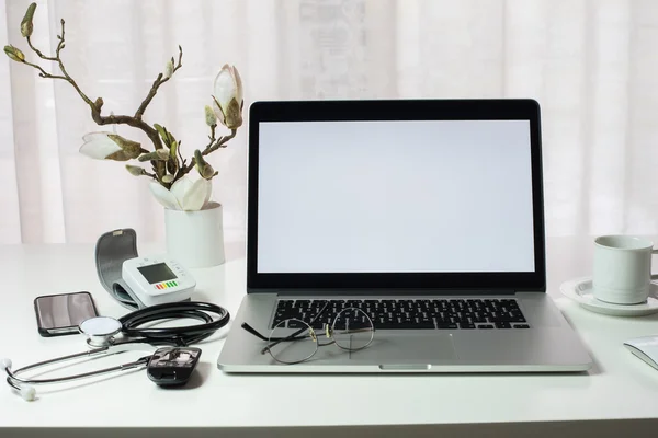 Notebook with empty screen and copy space - medical — Stock Photo, Image