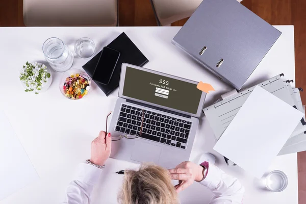 Frau von oben betrachtet Laptop mit Finanzstatus — Stockfoto