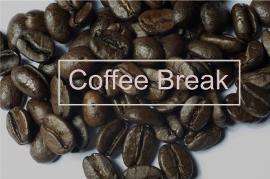 beyaz zemin üzerine kavrulmuş kahve çekirdekleri, yakın çekim