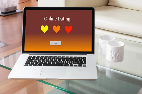 Laptop de pé na mesa de vidro - com Online Dating — Fotografia de Stock