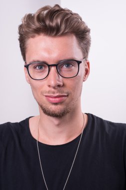 Akıllı genç profesyonel fotoğraf makinesi içine ciddi bakmak ile