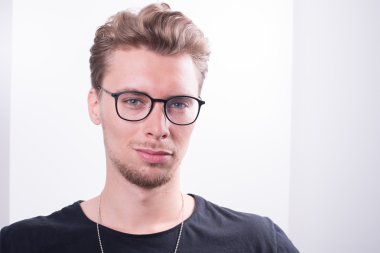 Portre genç akıllı profesyonel çok şüpheci arıyorsunuz