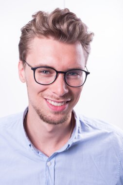 Kameraya gülümseyen portre genç akıllı profesyonel