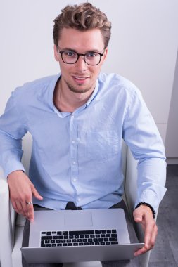 Genç portre profesyonel bilgisayar ile çalışma akıllı gülümseyen