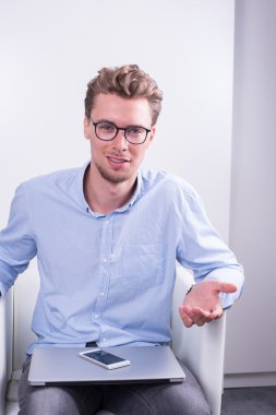 Akıllı genç profesyonel onun l bilgisayarına bir satışda