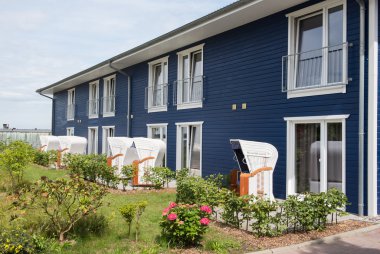 Güzel bahçe sandalye beyaz ve mavi ev ile