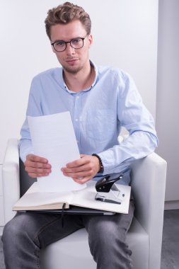 Akıllı genç profesyonel ofis işi sandalyede