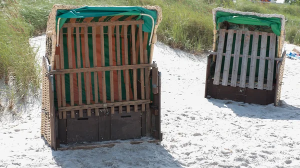 Chaises de plage sur la mer baltique en attente d'être loué — Photo