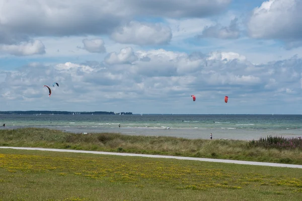 Вид на балтійське море з вітрильними човнами і повітряними зміями — стокове фото