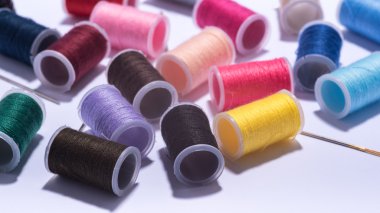 Derma plastik iplik beyaz arka plan üzerinde biriktirir