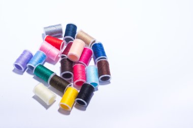 Derma plastik iplik beyaz arka plan üzerinde biriktirir