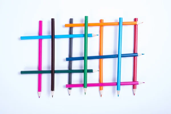 백색 backgrou에 기하학적 형태로 구성 된 다채로운 연필 — 스톡 사진